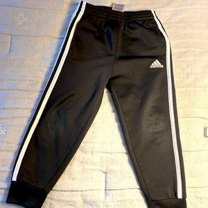 Adidas pants black. Size 4T. Great condition. Tapered at ankles.